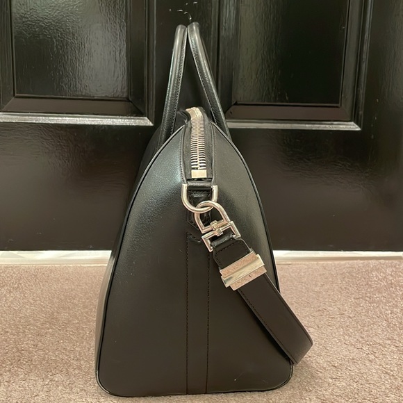 GIVENCHY
Antigona Medium Grained Leather Bag - Picture 4 of 11